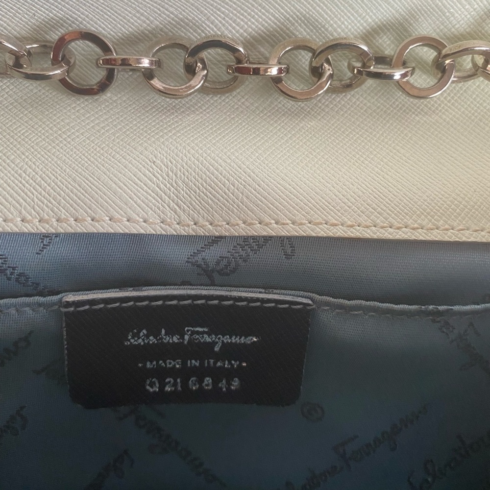 Shoulder pocket book in like new condition - Picture 2 of 4